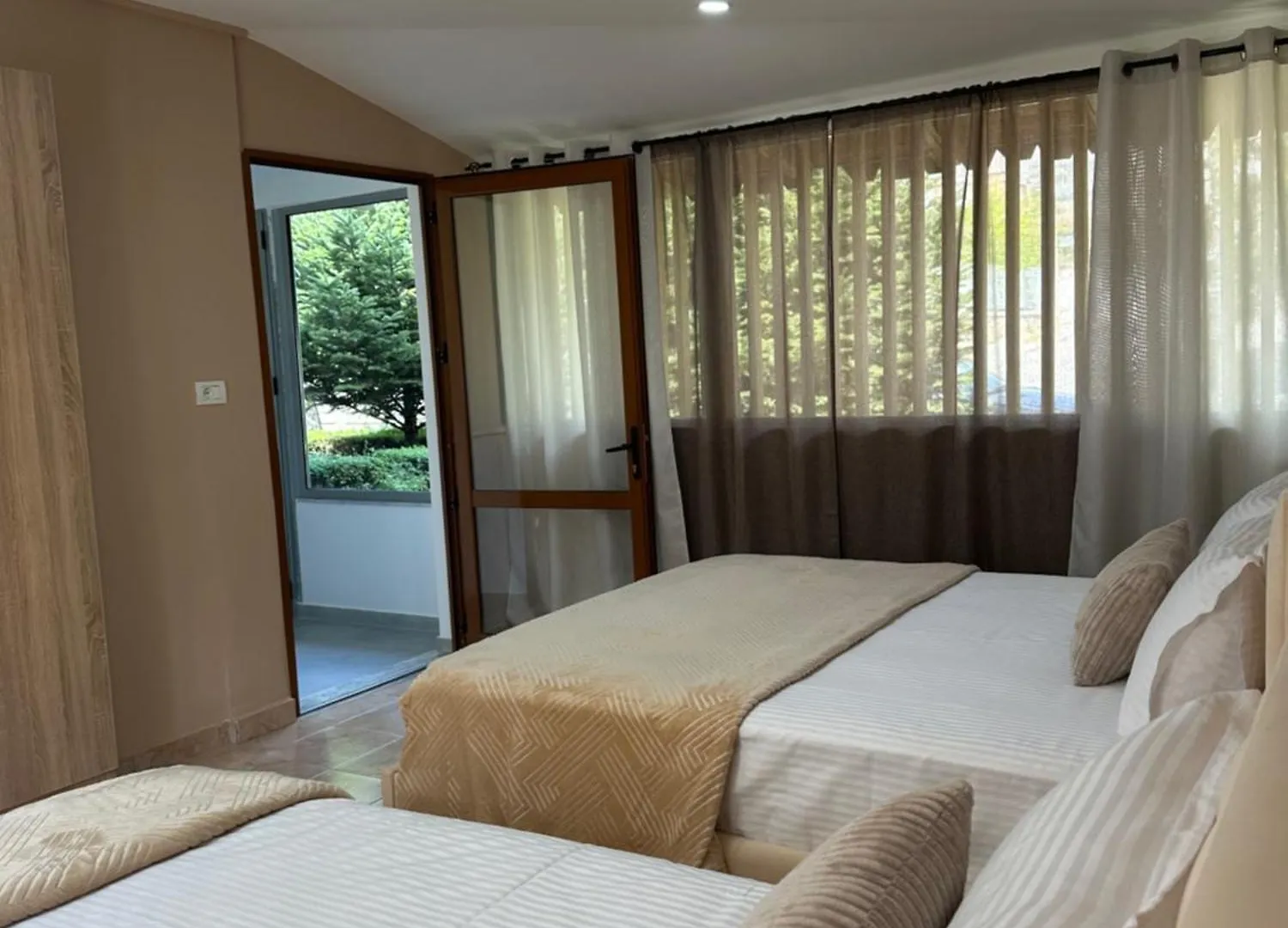 شقة Dukati Guesthouse كورتشي ألبانيا